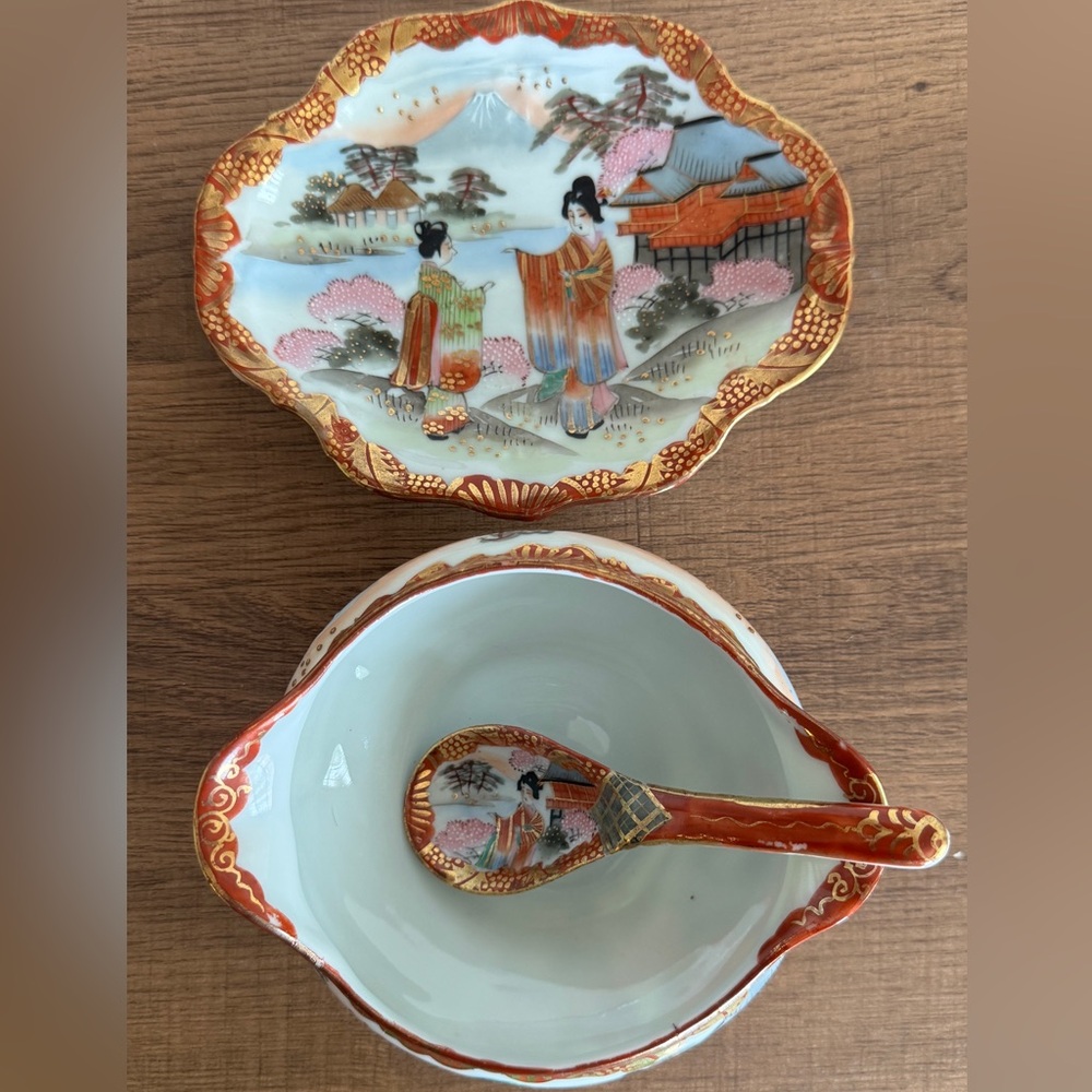Elegant Japanese Porcelain Gravy Boat with Spoon - Picture 3 of 7
